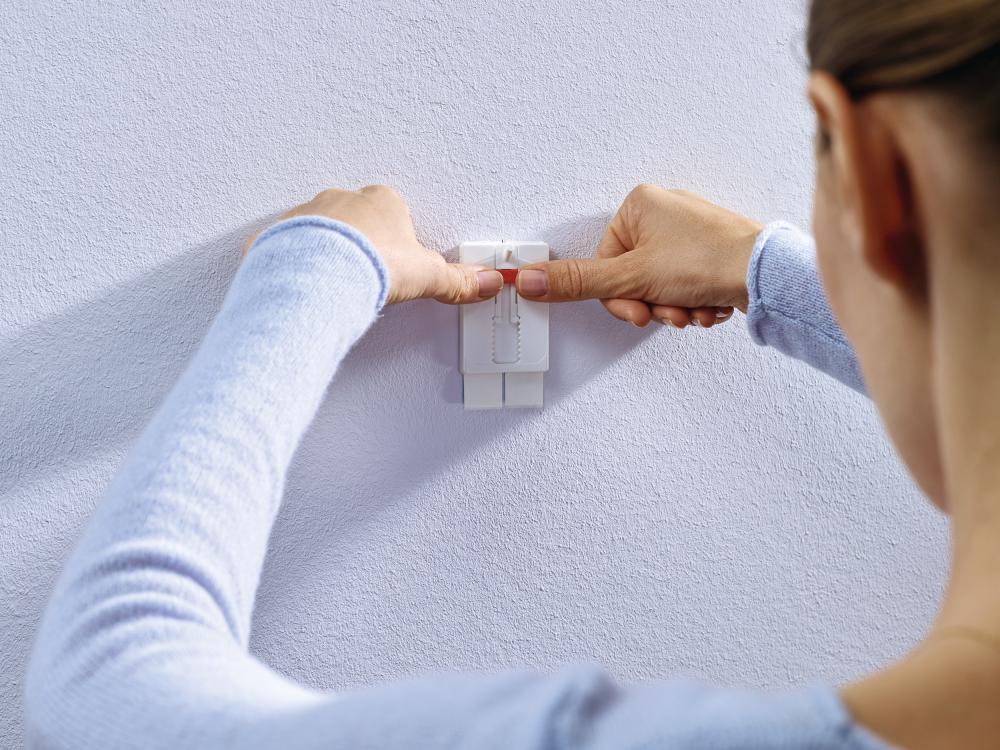 Tesa - Cui reglabil autoadeziv pentru toate tipurile de perete (max 2x2kg)