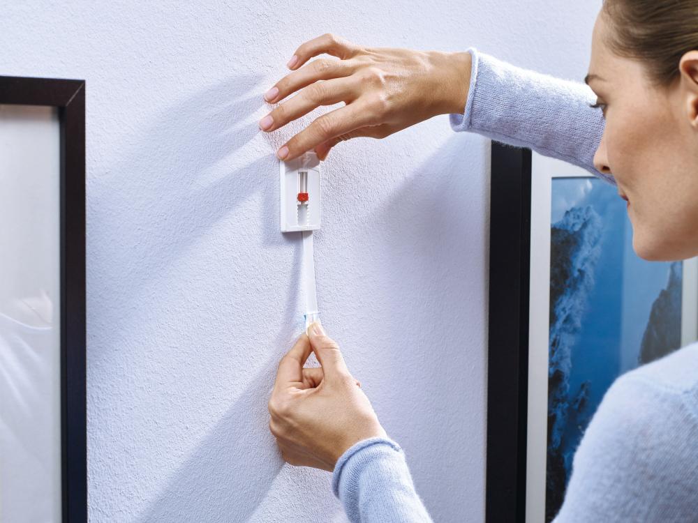 Tesa - Cui reglabil autoadeziv pentru toate tipurile de perete (max 2x2kg)
